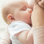 Stillen und Muttermilch: Baby trinkt an der Brust der Mutter.